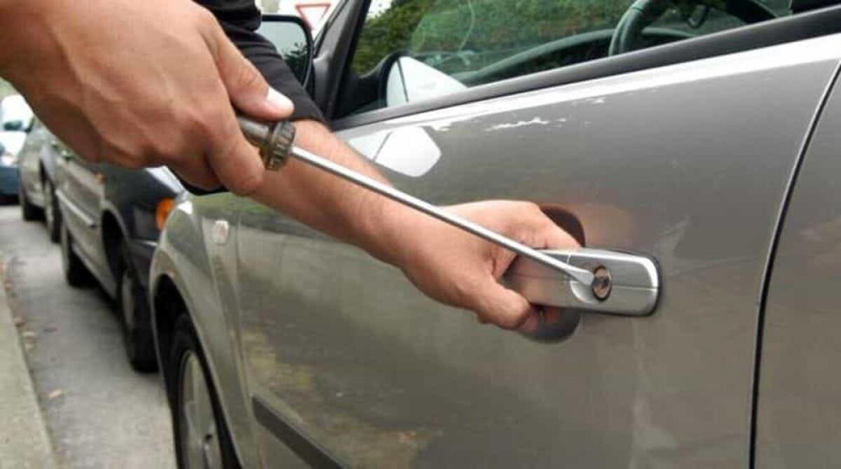 CATANIA: POLIZIOTTO LIBERO DAL SERVIZIO AIUTA UNA DONNA IN CERCA DI AIUTO PER IL FURTO DELL’AUTO – TRE ARRESTI - 