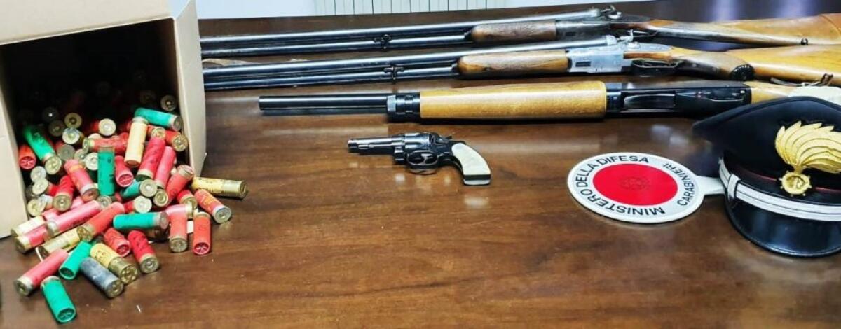 PALAGONIA, OCCUPANO ABUSIVAMENTE LA CASA DEL MORTO, APPROPRIANDOSI ANCHE DELLE SUE ARMI - 