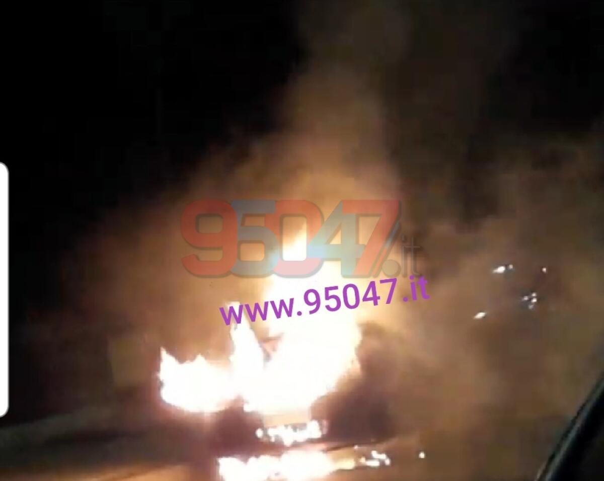 MOTTA SANT'ANASTASIA: AUTO IN FIAMME, PRONTO INTERVENTO DEI VIGILI DEL FUOCO - 