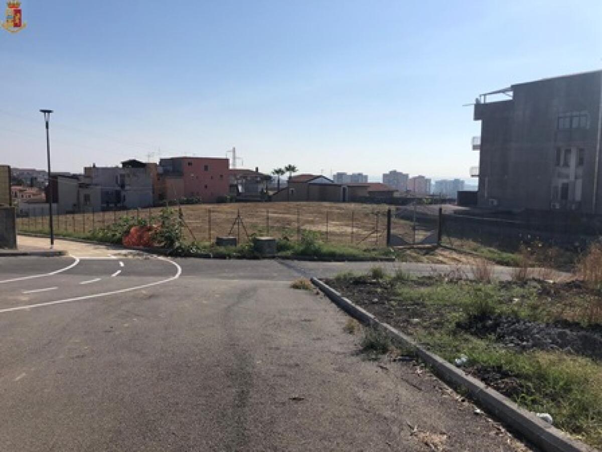 CATANIA, OCCUPA UN TERRENO PUBBLICO E CI COSTRUISCE UNA VILLA DI LUSSO - 