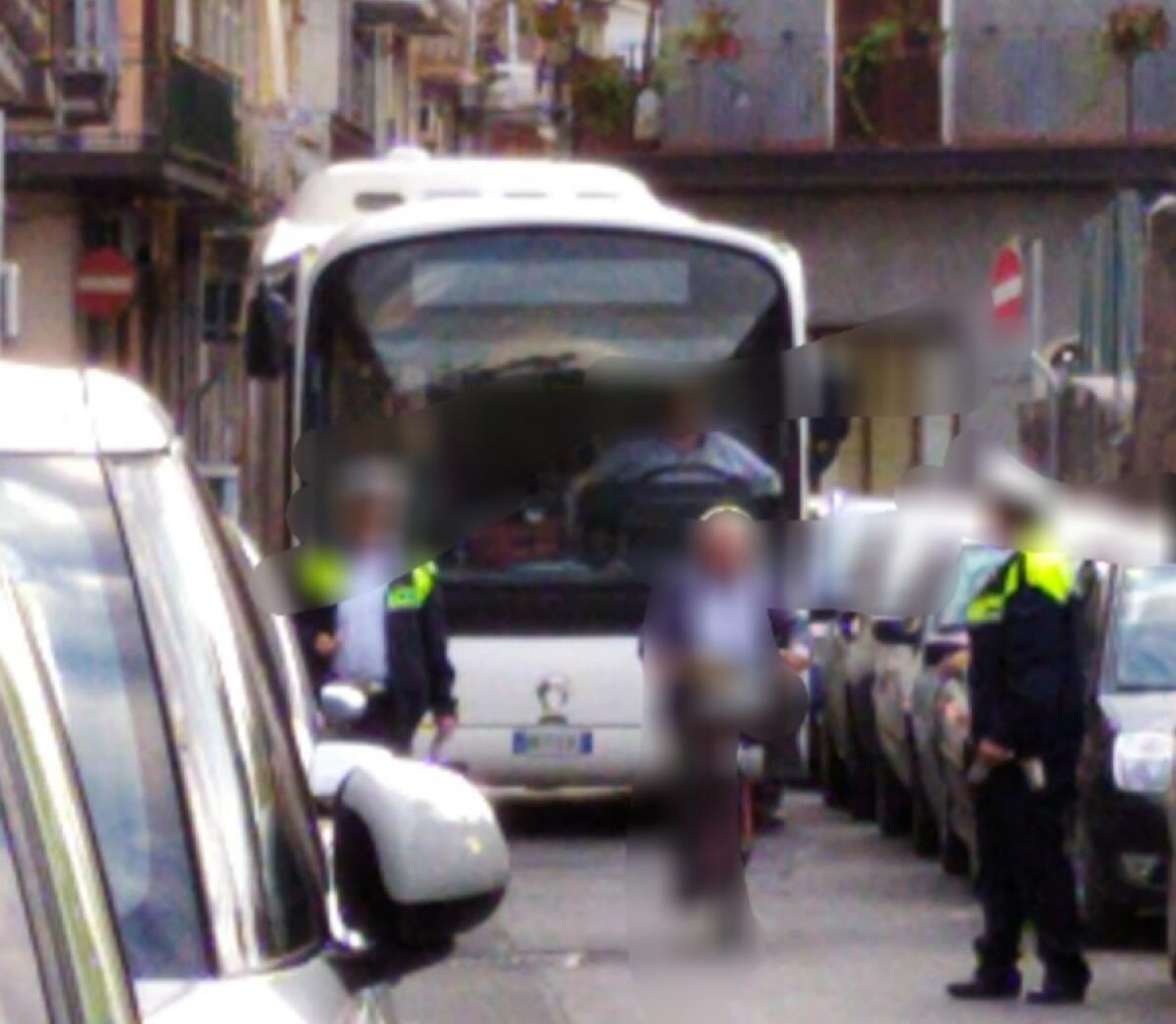 PATERNO’: ENNESIMO CASO DI SOSTA SELVAGGIA IN VIA ISOLE EOLIE - 