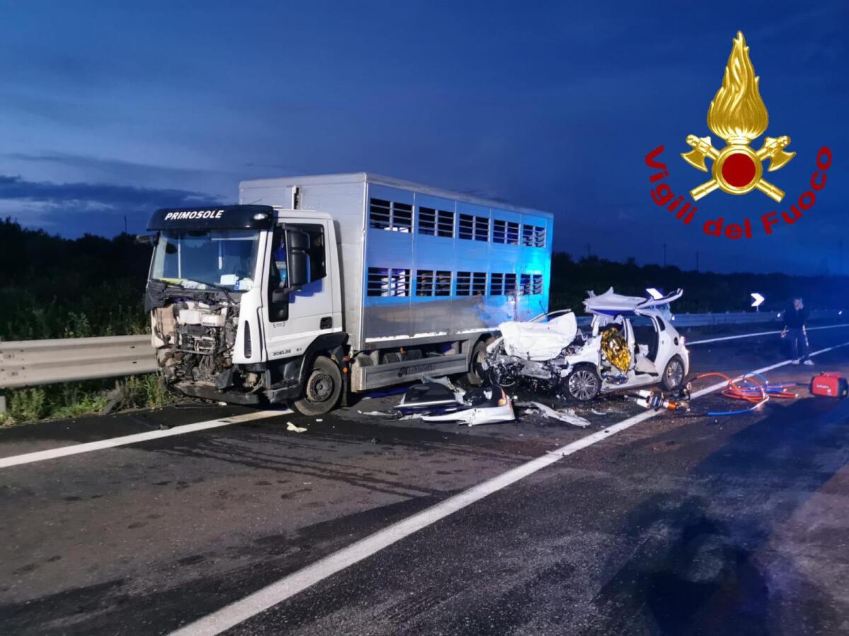 TRE MORTI SULLA SS194 A FRANCOFONTE: LE VITTIME SONO DI MESSINA - 