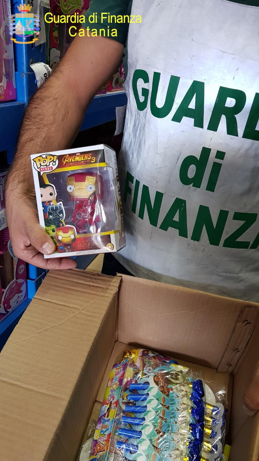 MISTERBIANCO SEQUESTRATI OLTRE UN MILIONE DI ARTICOLI ILLECITI. DENUNCIATO UN CITTADINO CINESE.