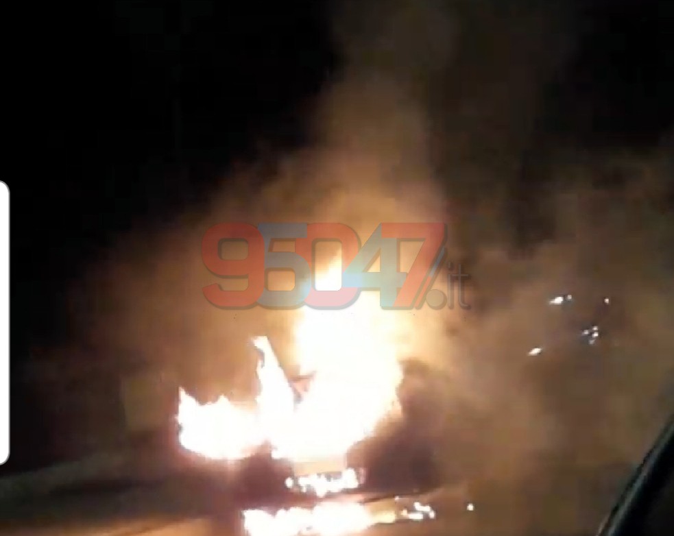 MOTTA SANT'ANASTASIA: AUTO IN FIAMME, PRONTO INTERVENTO DEI VIGILI DEL FUOCO