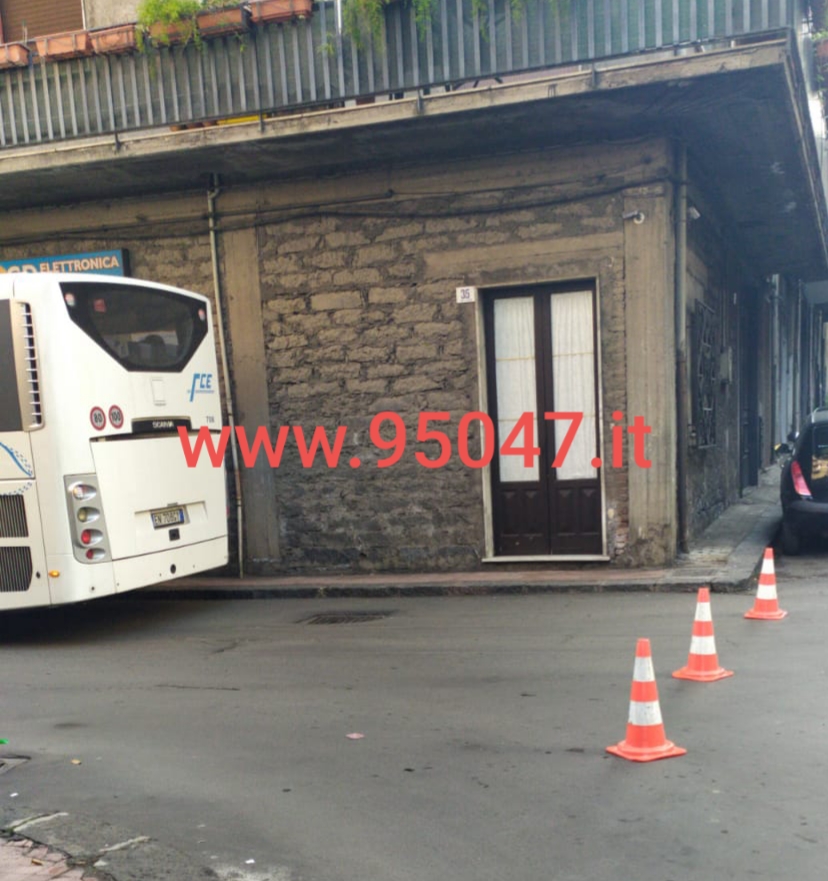 PATERNO': AUTO GUASTA IN VIA RIZZO, CAOS TRAFFICO