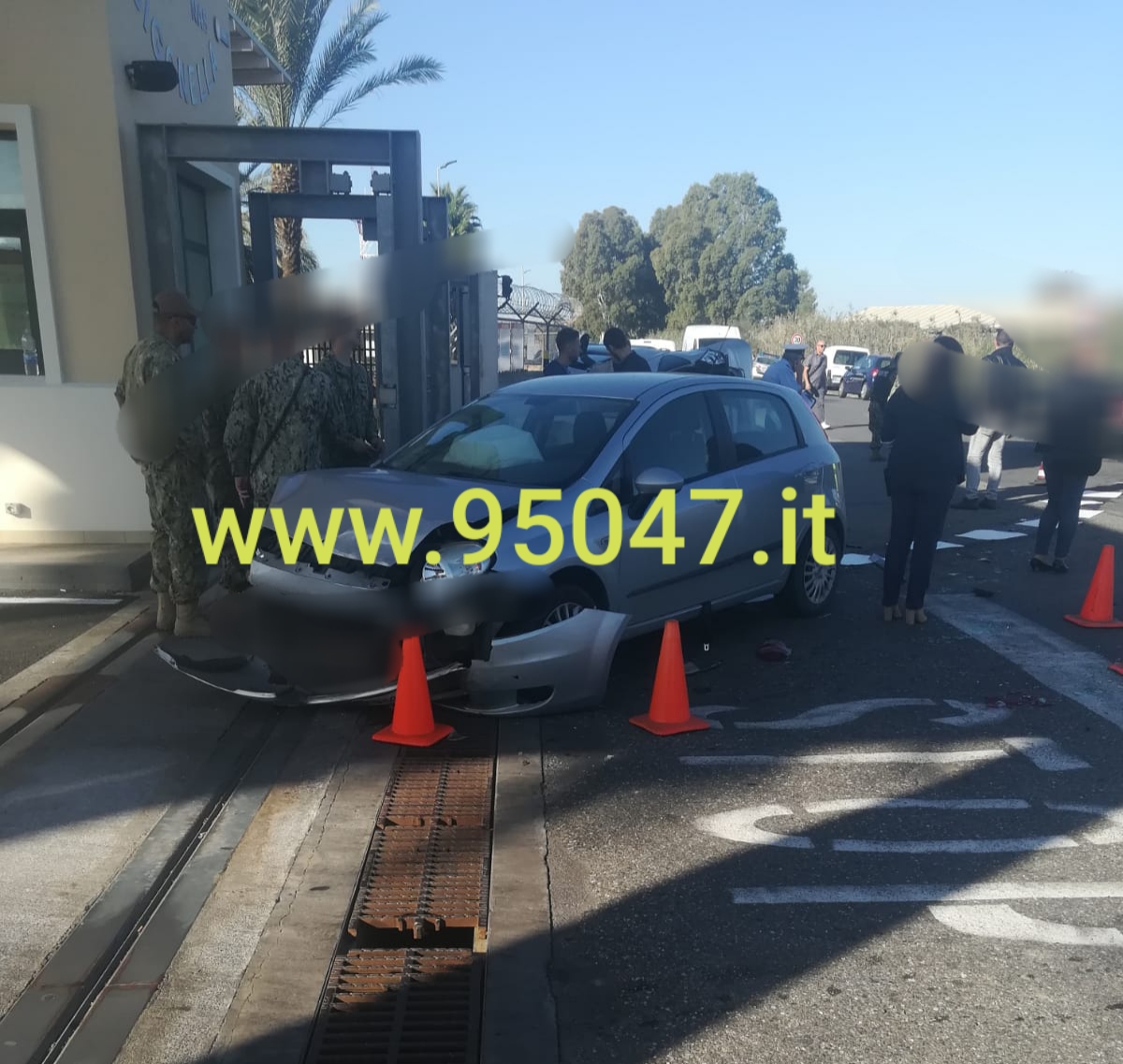 DUE AUTO SI SCONTRANO NEI PRESSI DELLA BASE DI SIGONELLA, UNA SI RIBALTA SU UN LATO