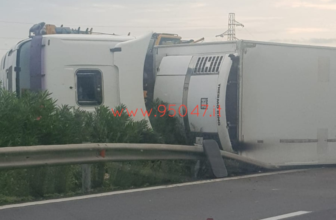 INCIDENTE STRADALE SULLA TANGENZIALE DI CATANIA, TRAFFICO BLOCCATO