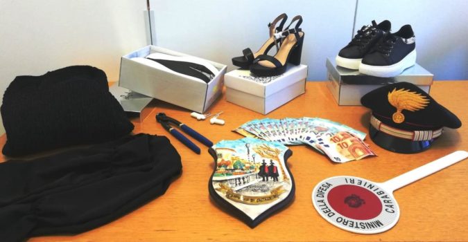 CALTAGIRONE, RUBANO MERCE E SOLDI DA UN NEGOZIO E PICCHIANO I COMMESSI CHE LE AVEVANO SCOPERTE