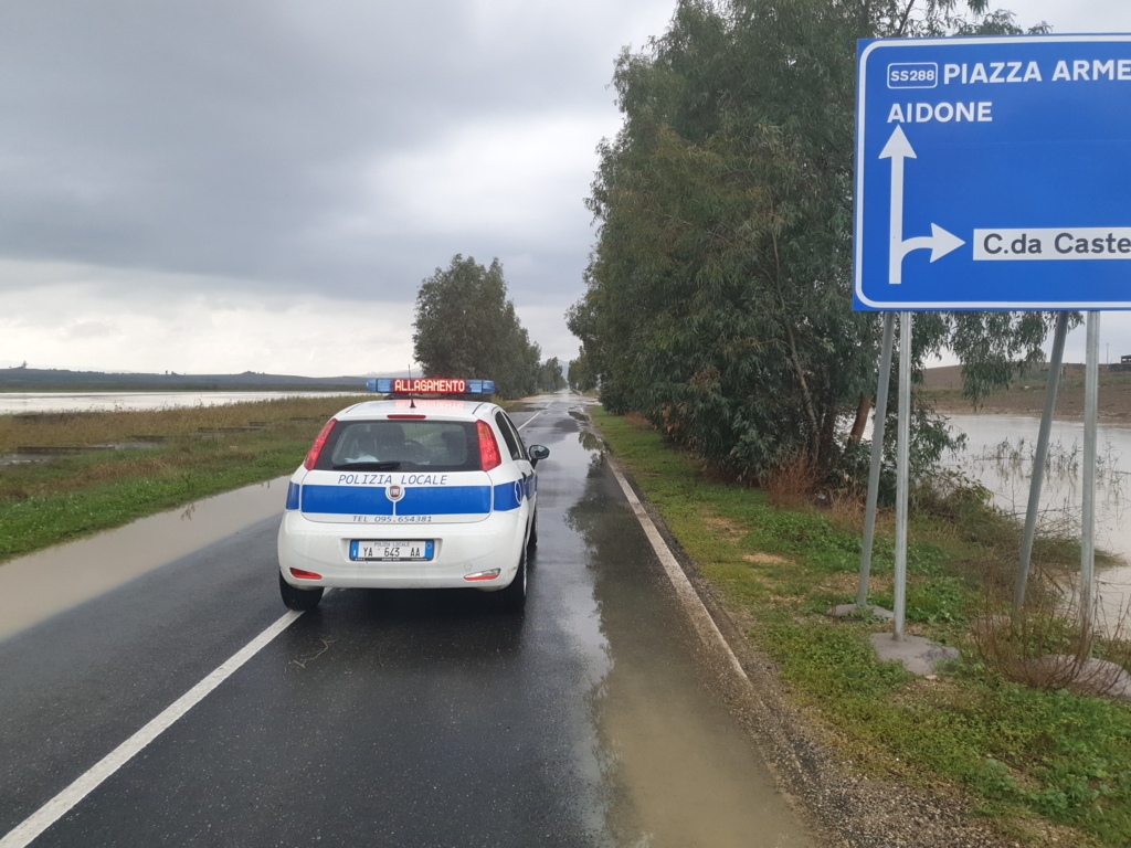 TRACIMA IL FIUME SULLA SS288, AUTO SOMMERSE