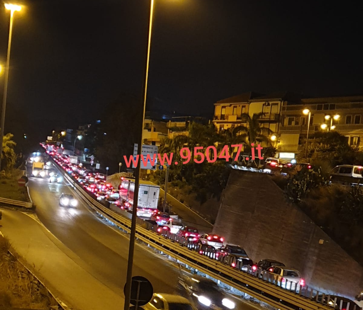 TRAFFICO IN TILT SULLA SS121: OLIO SULL’ASFALTO