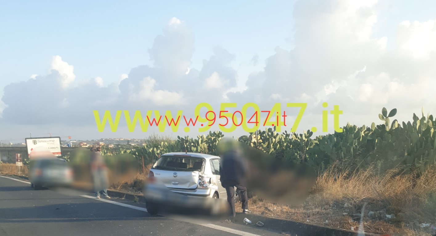 SS121: SI SCHIANTA CONTRO IL GUARD RAIL E FINISCE FUORI STRADA