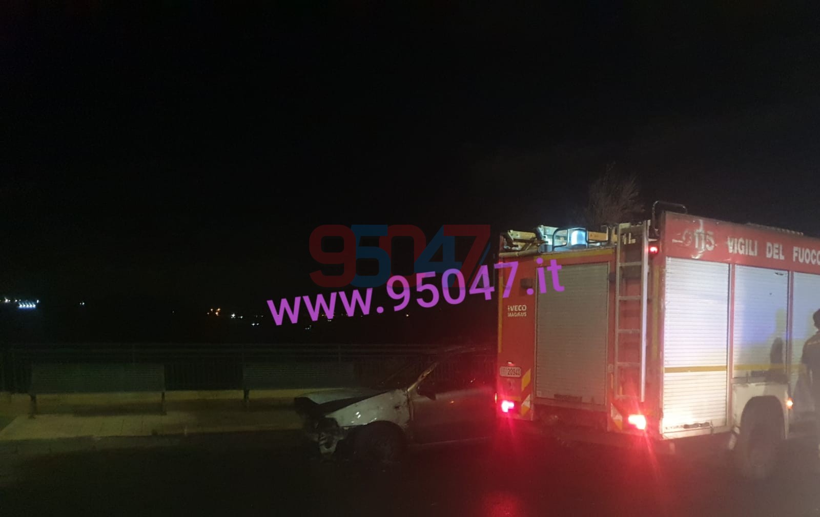 MOTTA SANT'ANASTASIA: AUTO IN FIAMME, PRONTO INTERVENTO DEI VIGILI DEL FUOCO