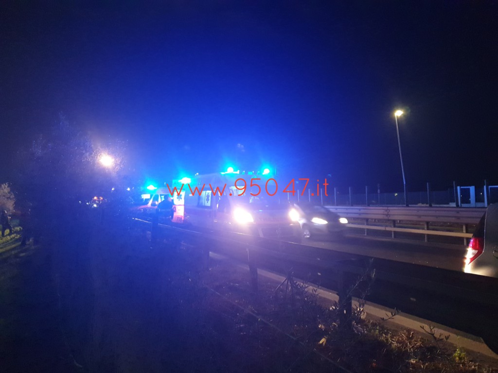 INCIDENTE NEI PRESSI CENTRO COMMERCIALE, AUTO SI RIBALTA SU UN LATO