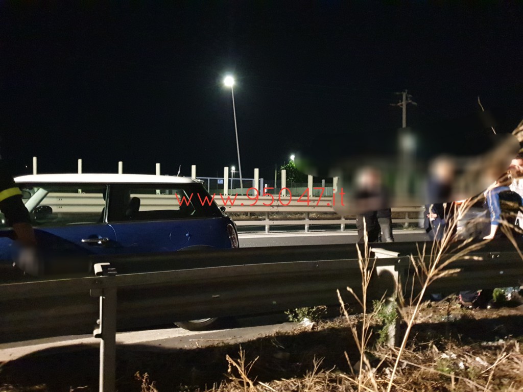 INCIDENTE NEI PRESSI CENTRO COMMERCIALE, AUTO SI RIBALTA SU UN LATO