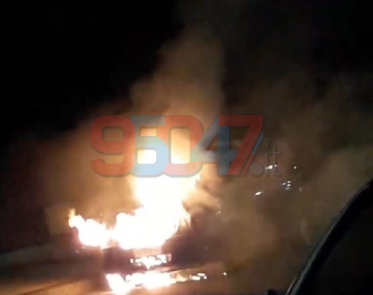 MOTTA SANT'ANASTASIA: AUTO IN FIAMME, PRONTO INTERVENTO DEI VIGILI DEL FUOCO