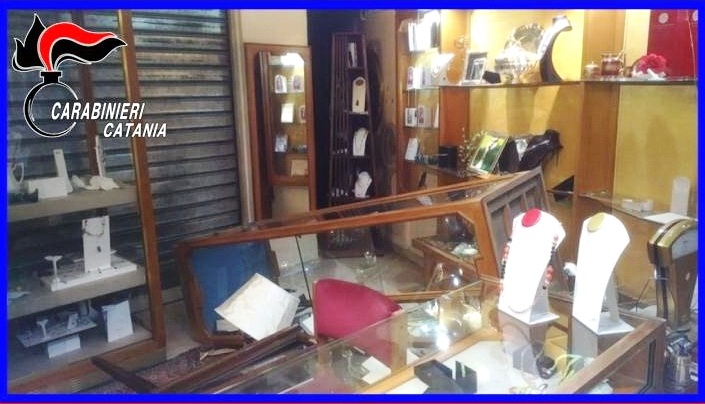 MASCALUCIA: ASSALTANO GIOIELLERIA DI VIA ETNEA: CATTURATI DUE RAPINATORI