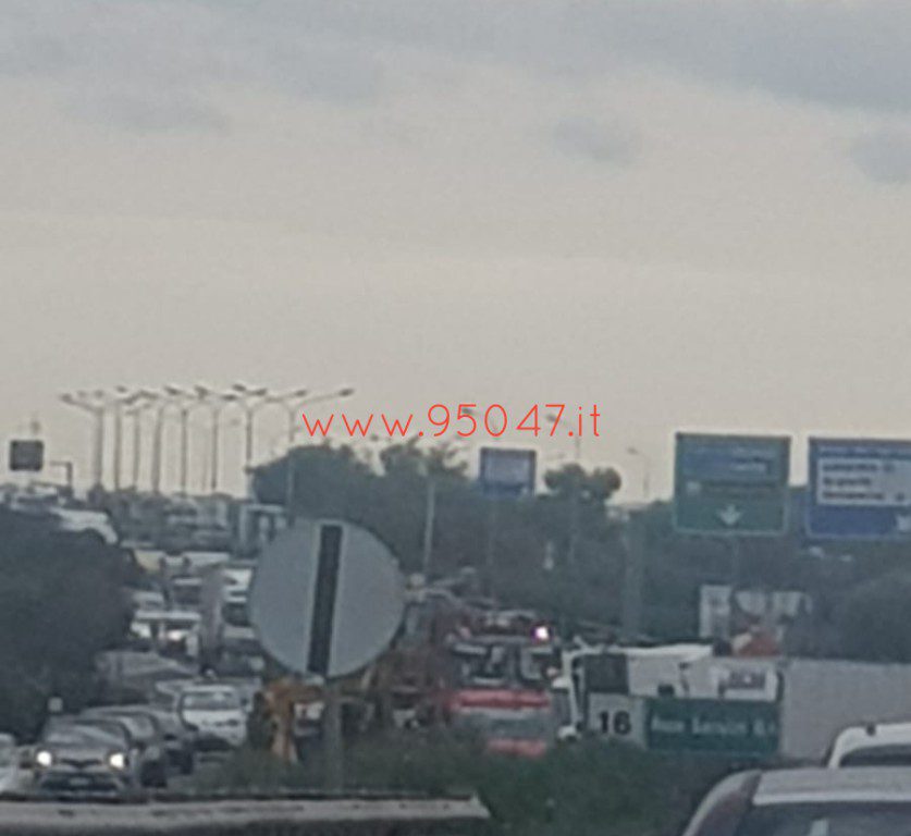 CAMION RIBALTATO IN TANGENZIALE: RIPRISTINATA LA CIRCOLAZIONE