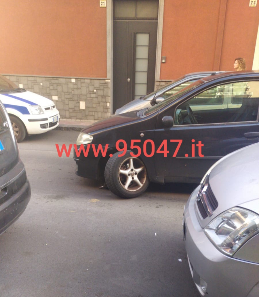 PATERNO': AUTO GUASTA IN VIA RIZZO, CAOS TRAFFICO