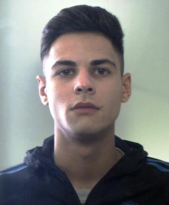 RIPOSTO: “JECHY” FIUTA L’HASHISH IN CAMERA DA LETTO: GIOVANE PUSHER IN MANETTE