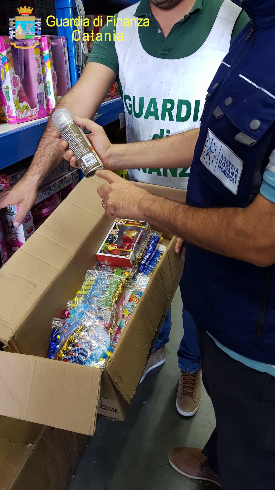 MISTERBIANCO SEQUESTRATI OLTRE UN MILIONE DI ARTICOLI ILLECITI. DENUNCIATO UN CITTADINO CINESE.