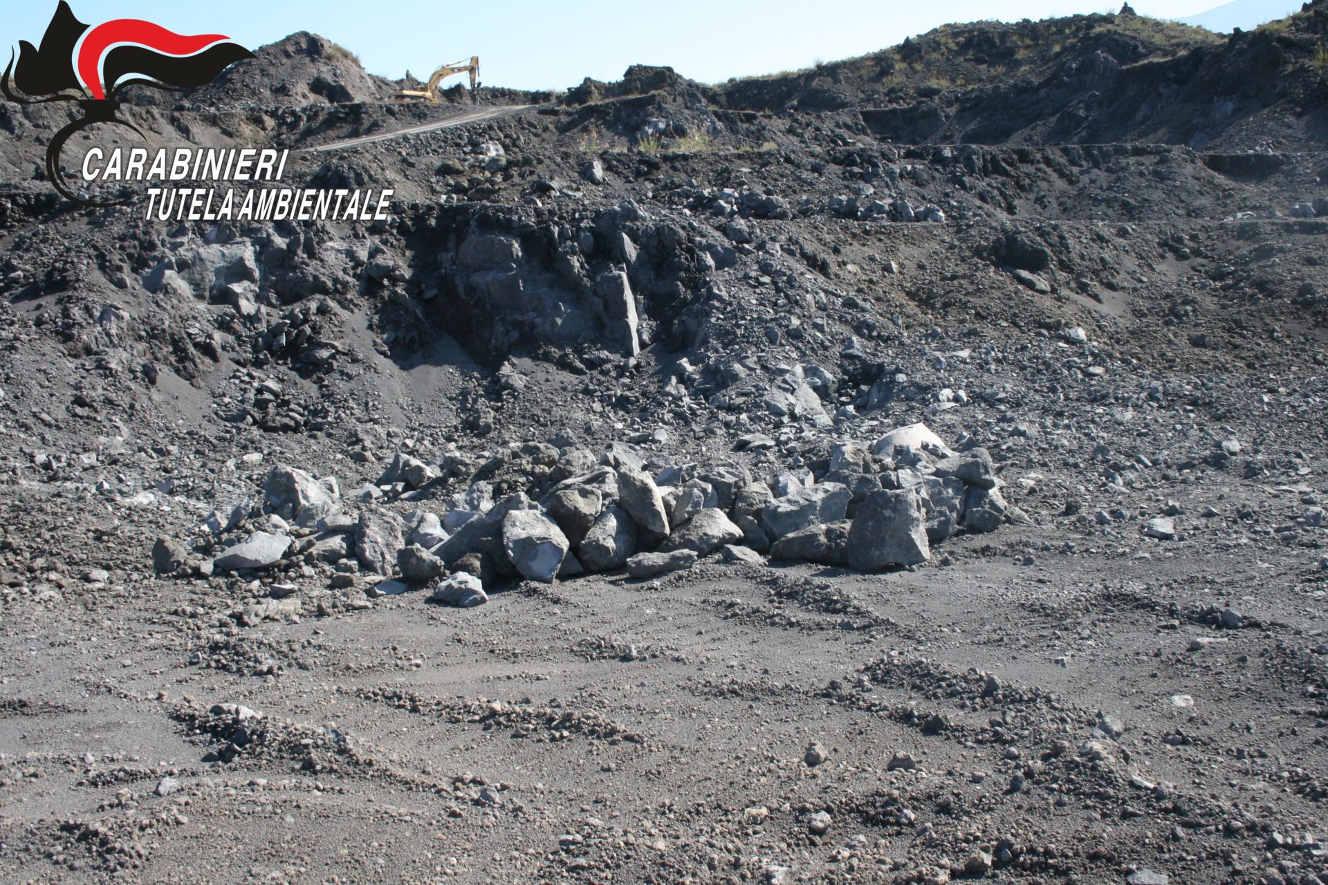 BRONTE: SEQUESTRATA UNA CAVA ABUSIVA DI MATERIALE BASALTICO LAVICO DI BEN  80.000 MQ.