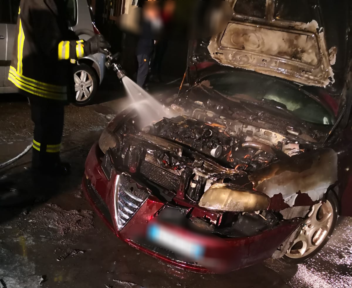 PIANO TAVOLA: L'AUTO PRENDE FUOCO MENTRE È IN MARCIA, PAURA PER IL CONDUCENTE