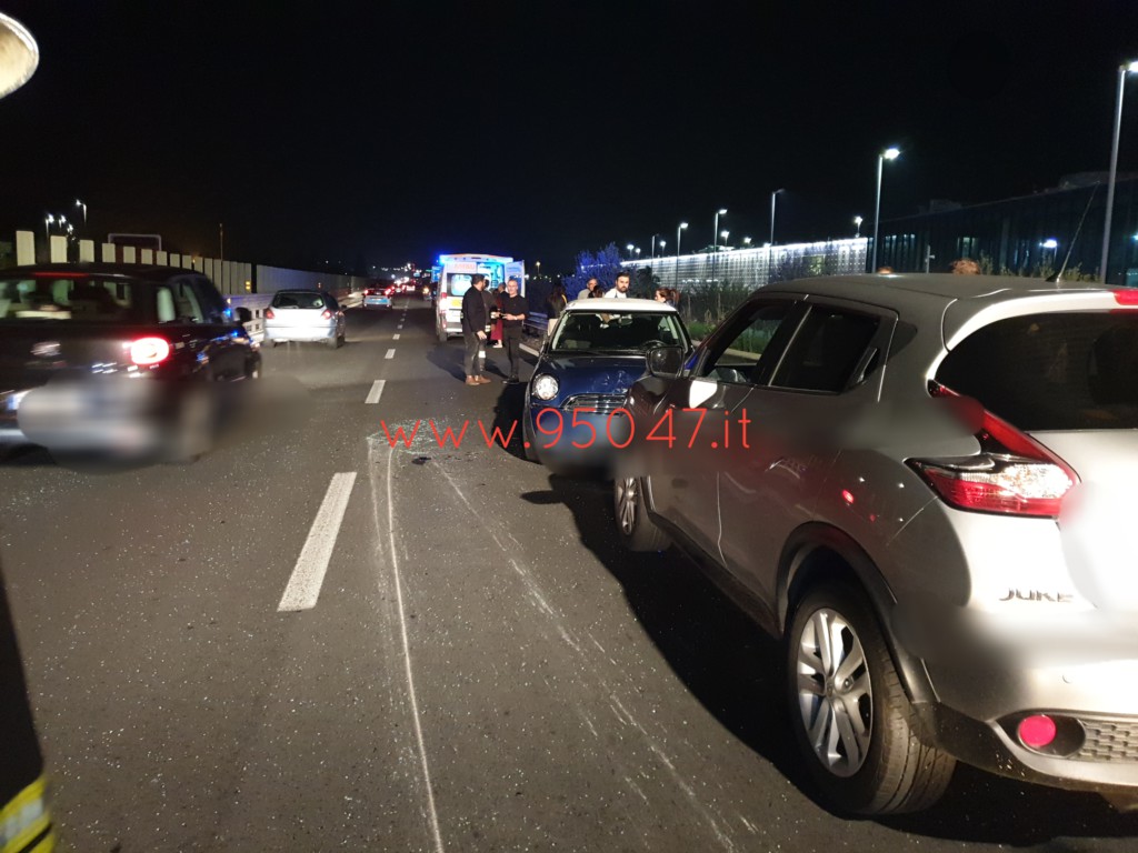 INCIDENTE NEI PRESSI CENTRO COMMERCIALE, AUTO SI RIBALTA SU UN LATO