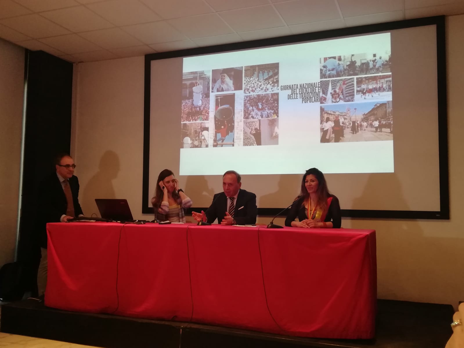 ROMA: INAUGURATA MOSTRA “AVVICINÀTI AMICI, C’E’ BUSACCA"