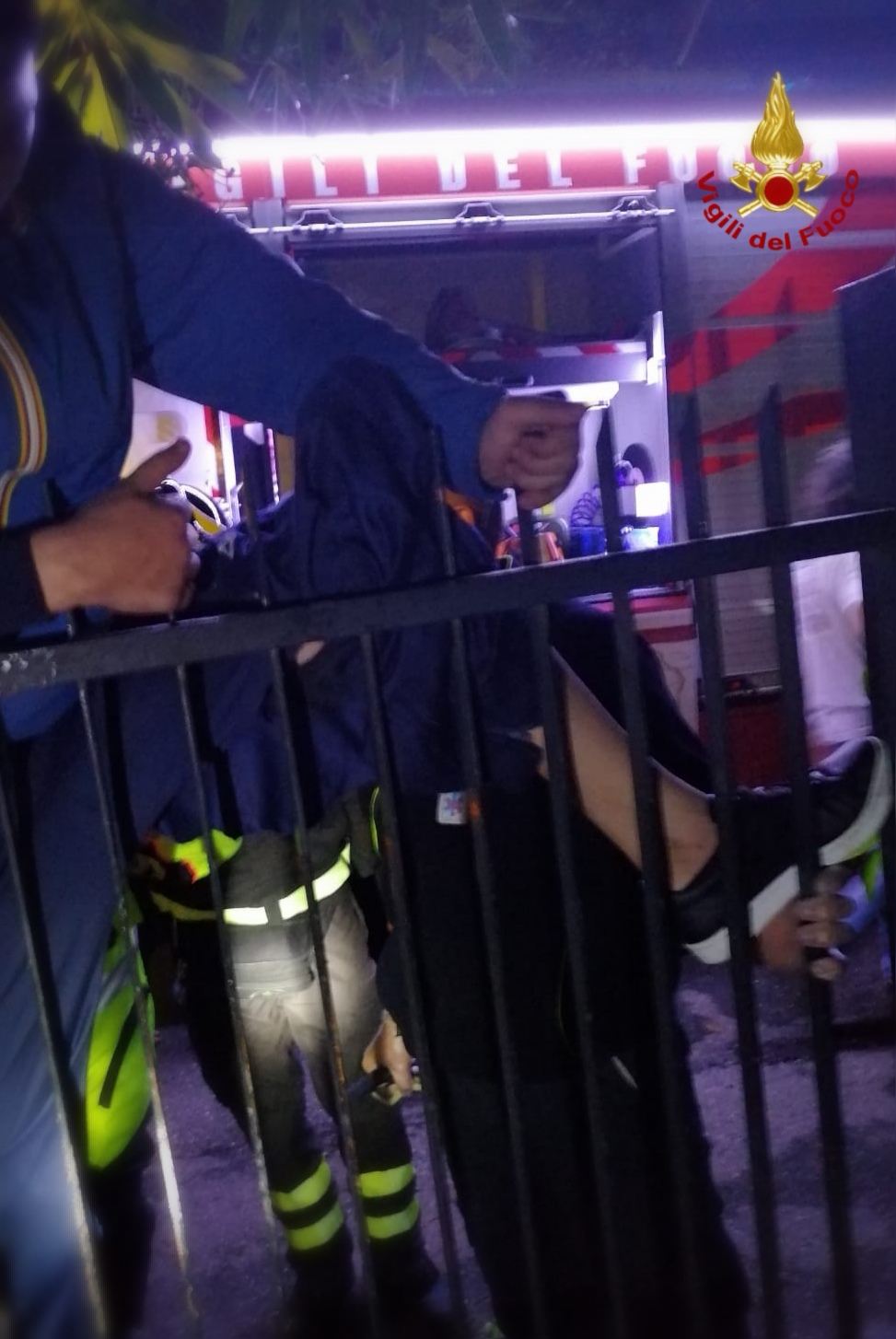 ACI CASTELLO: GIOVANE RIMASTO INFILZATO AD UNA GAMBA MENTRE TENTA DI SCAVALCARE UN CANCELLO, INTERVENTO DEI VVFF