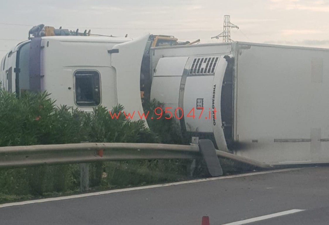 CAMION RIBALTATO IN TANGENZIALE: RIPRISTINATA LA CIRCOLAZIONE
