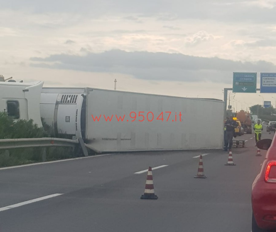 CAMION RIBALTATO IN TANGENZIALE: RIPRISTINATA LA CIRCOLAZIONE