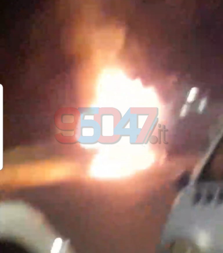 MOTTA SANT'ANASTASIA: AUTO IN FIAMME, PRONTO INTERVENTO DEI VIGILI DEL FUOCO