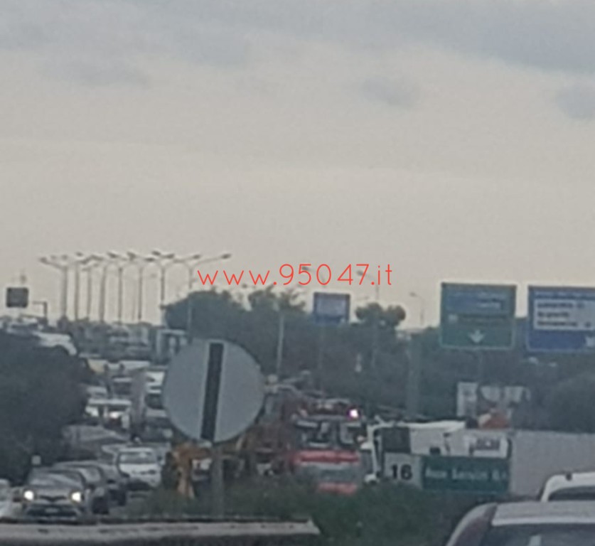 INCIDENTE STRADALE SULLA TANGENZIALE DI CATANIA, TRAFFICO BLOCCATO