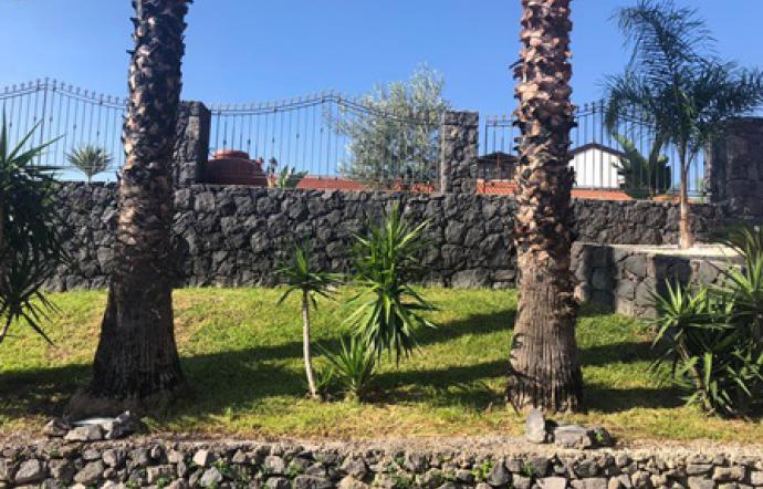 CATANIA, OCCUPA UN TERRENO PUBBLICO E CI COSTRUISCE UNA VILLA DI LUSSO