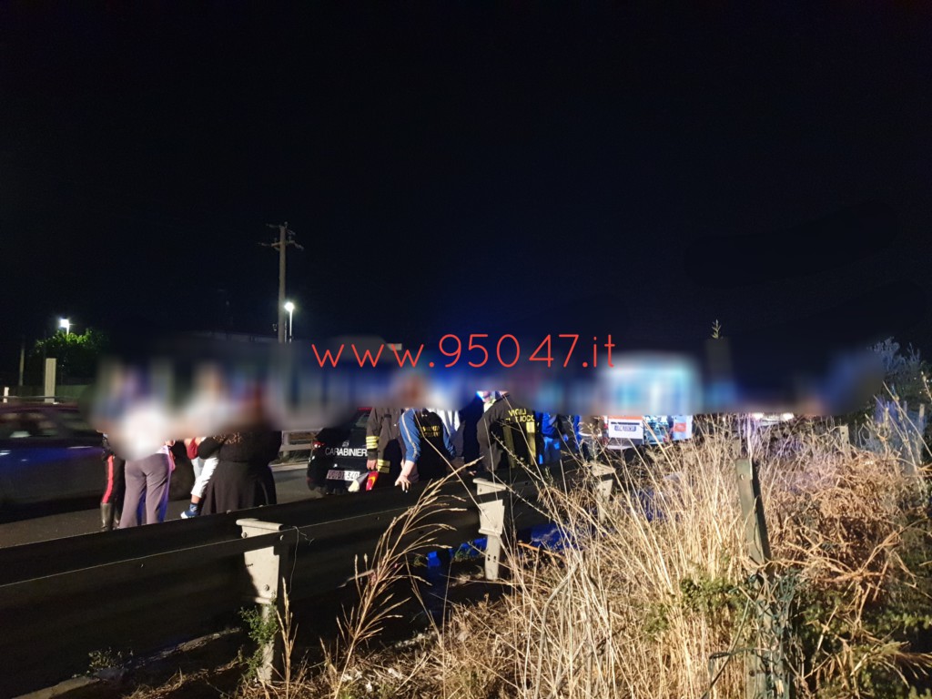 INCIDENTE NEI PRESSI CENTRO COMMERCIALE, AUTO SI RIBALTA SU UN LATO