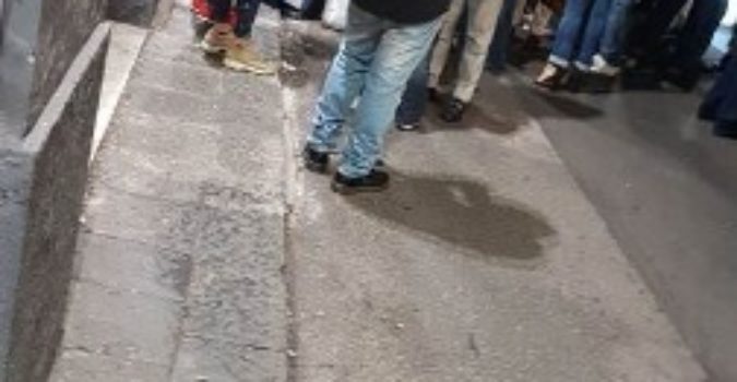 CATANIA, CHIUDE LA STRADA, PER FESTEGGIARE L’INAUGURAZIONE DEL SUO NEGOZIO: DENUNCIATO