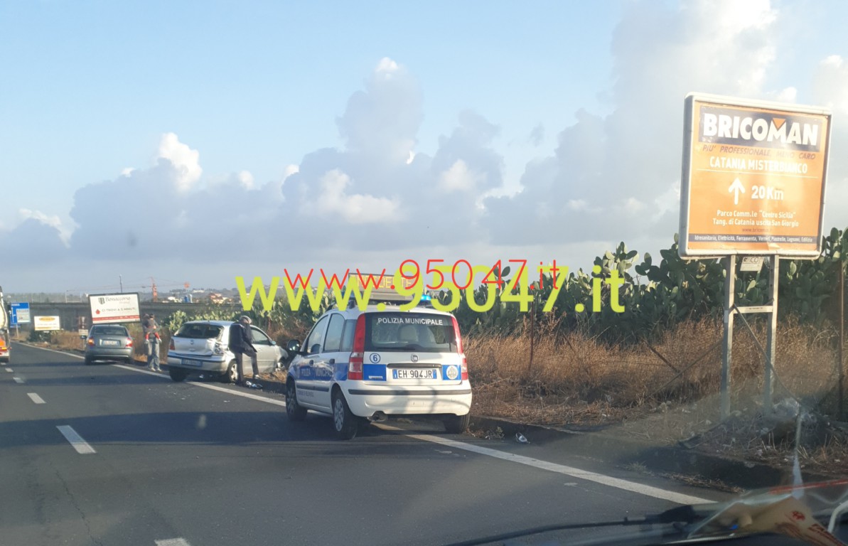 SS121: SI SCHIANTA CONTRO IL GUARD RAIL E FINISCE FUORI STRADA