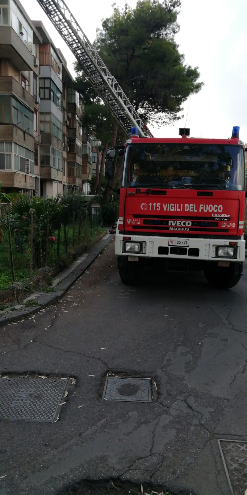 SAN GIOVANNI GALERMO:  INTERVENTO DEI VIGILI DEL FUOCO PER CADUTA CALCINACCI DA UN PALAZZO