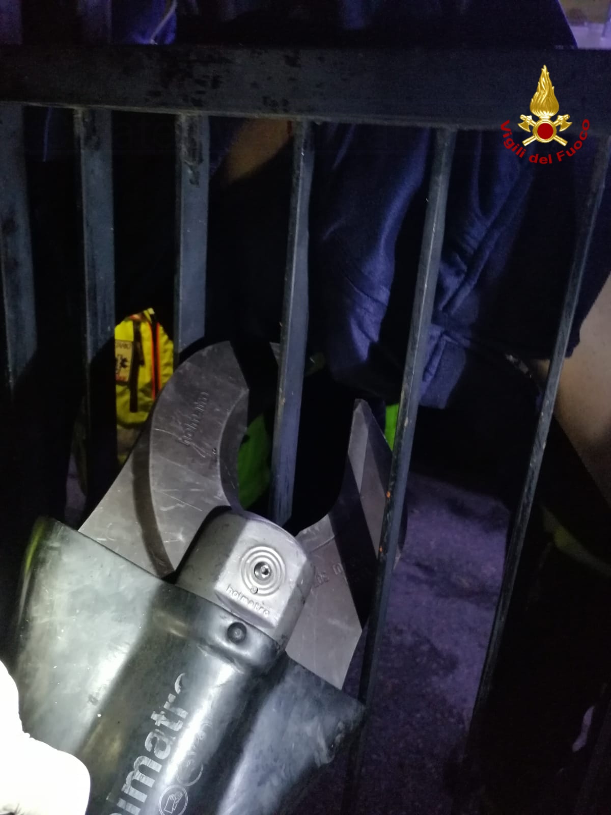 ACI CASTELLO: GIOVANE RIMASTO INFILZATO AD UNA GAMBA MENTRE TENTA DI SCAVALCARE UN CANCELLO, INTERVENTO DEI VVFF