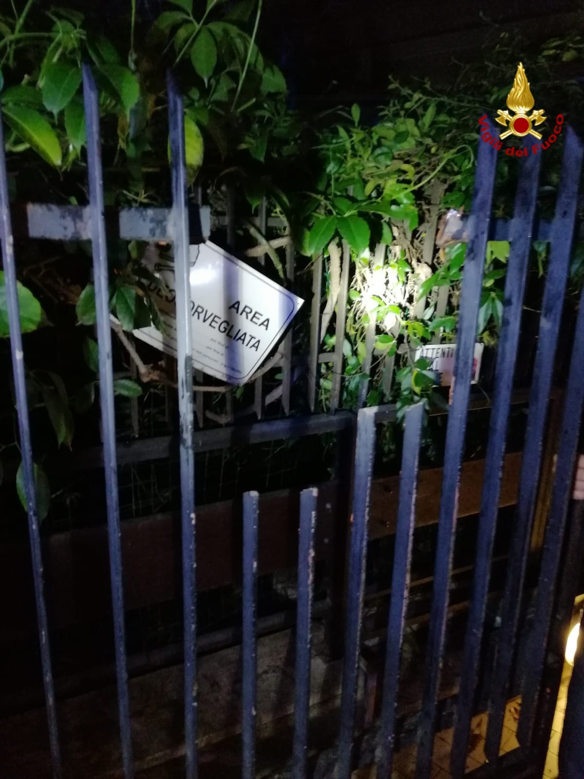 ACI CASTELLO: GIOVANE RIMASTO INFILZATO AD UNA GAMBA MENTRE TENTA DI SCAVALCARE UN CANCELLO, INTERVENTO DEI VVFF