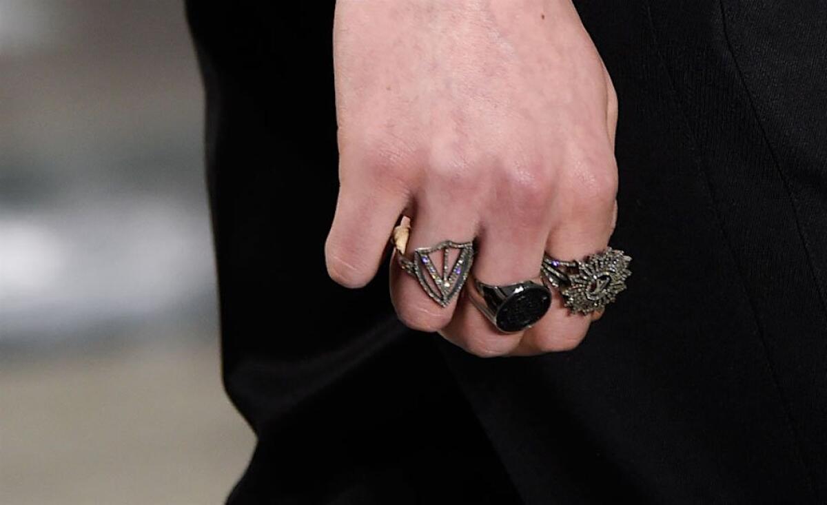 TORINO: TROPPI ANELLI, NON SI PUÒ OPERARE: PER "LIBERARLO" ARRIVANO  I VIGILI DEL FUOCO - 