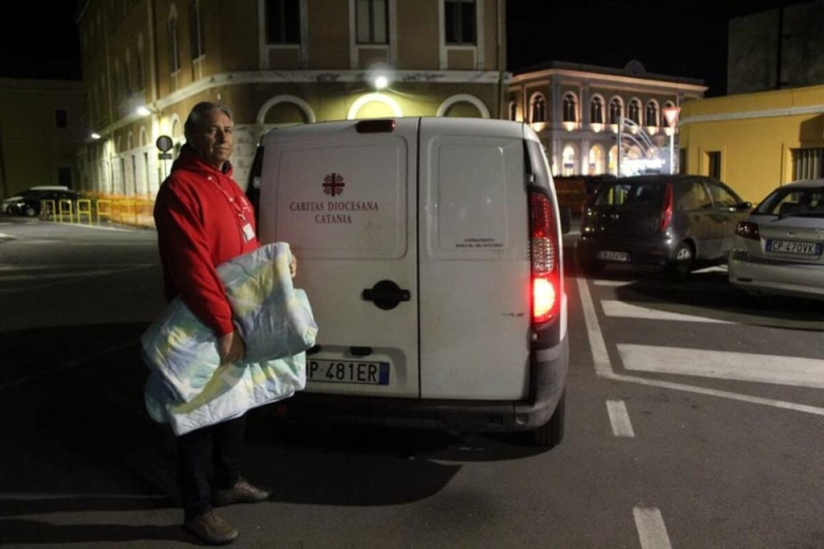 CATANIA: LA CARITAS HA BISOGNO DI COPERTE PER AIUTARE I SENZATETTO - 