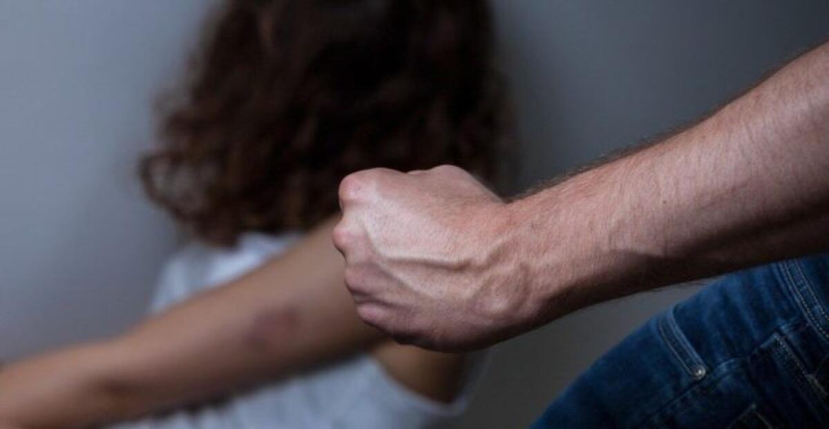 SAN GIOVANNI LA PUNTA: COLPITA IN TESTA CON IL CASCO DELLA MOTO: IN MANETTE MARITO - 