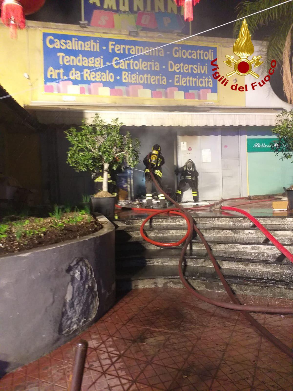 CATANIA, A FUOCO NEGOZIO CINESE SUL VIALE VITTORIO VENETO - 