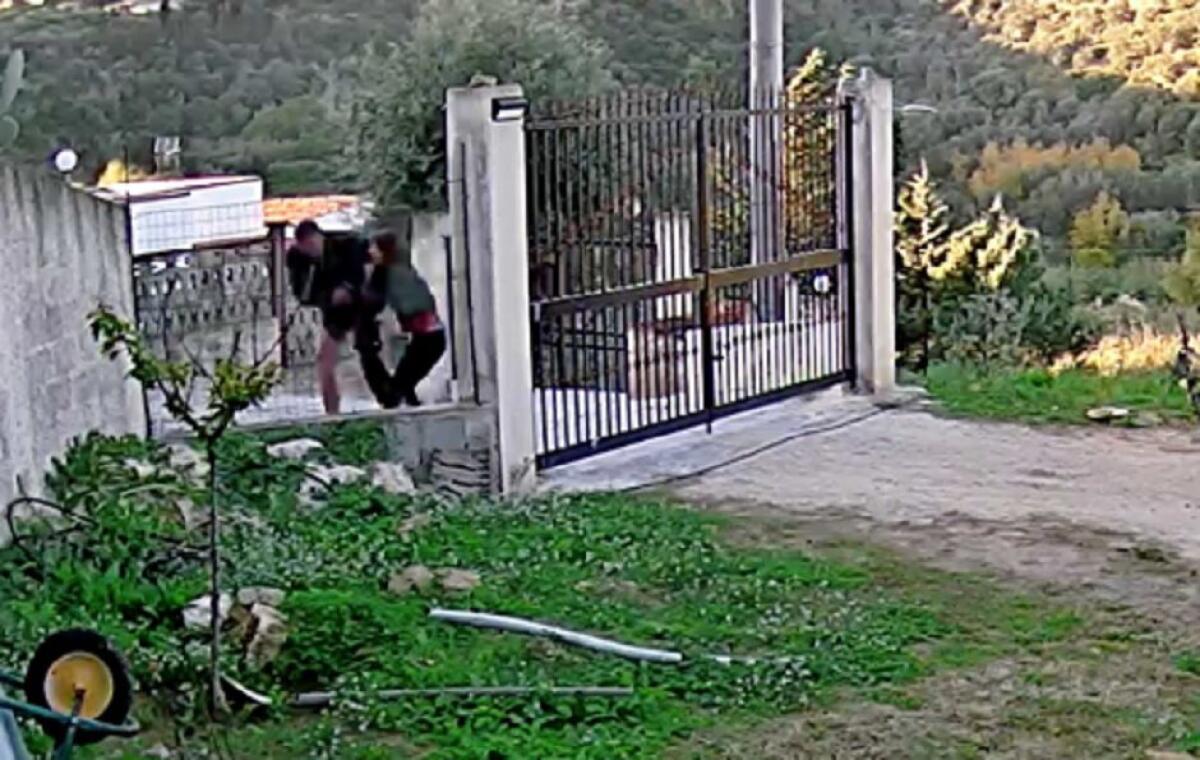 L’INSEGUIMENTO E L’AGGRESSIONE: LE IMMAGINI POCHI MINUTI PRIMA DELL’OMICIDIO DI PARTINICO, LUI LA SGOZZA, POI VA DAL BARBIERE - 