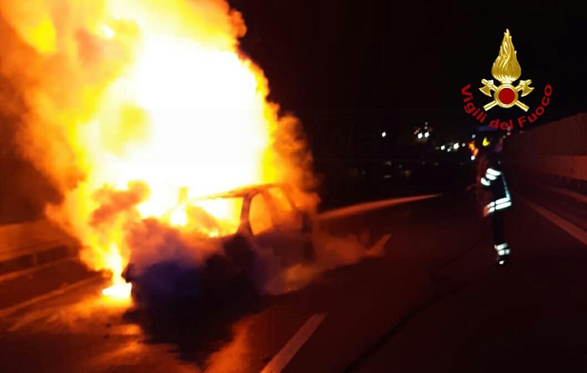 SS121 AUTO IN FIAMME NEI PRESSI DEL CENTRO COMMERCIALE - 