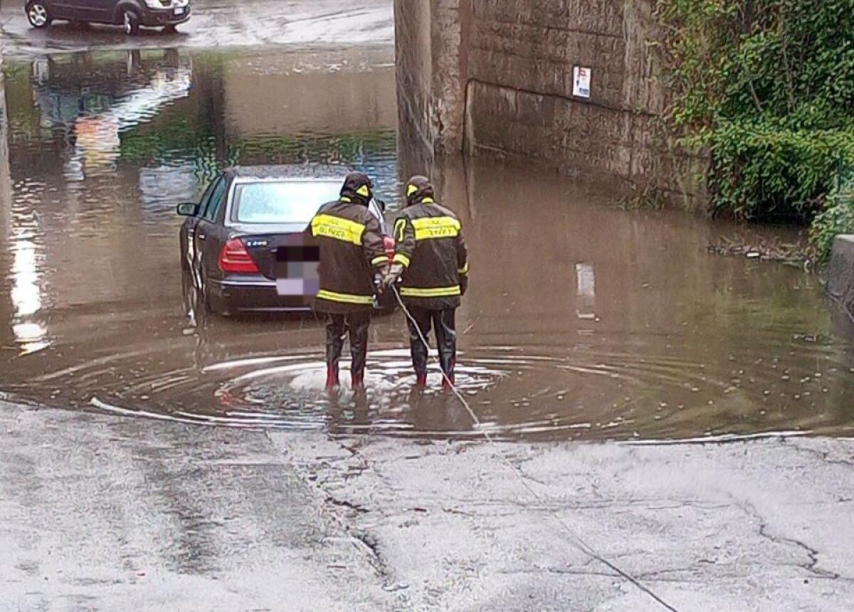 PIANO TAVOLA: AUTO BLOCCATA NEL SOTTOPASSAGGIO ALLAGATO - 