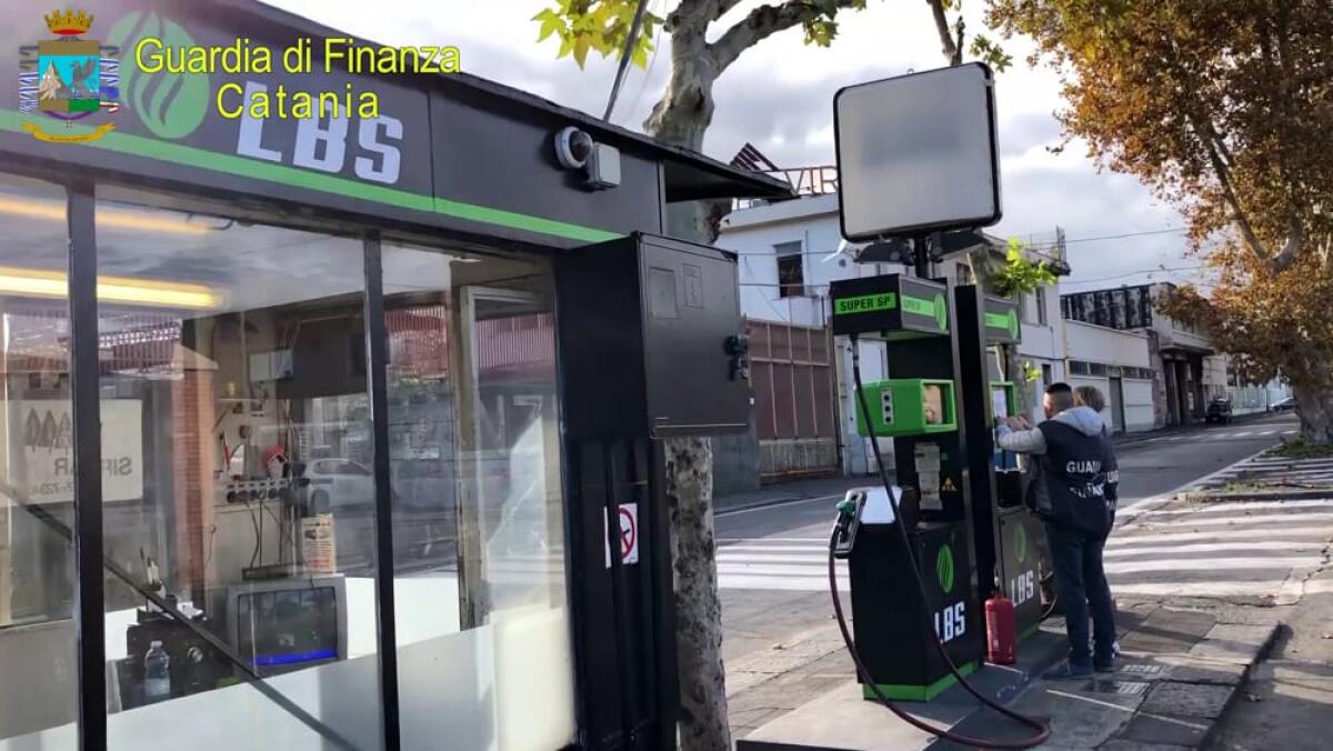 CATANIA, SEQUESTRATO GASOLIO ADULTERATO: QUATTRO ARRESTI, BENZINAI DENUNCIATI - 