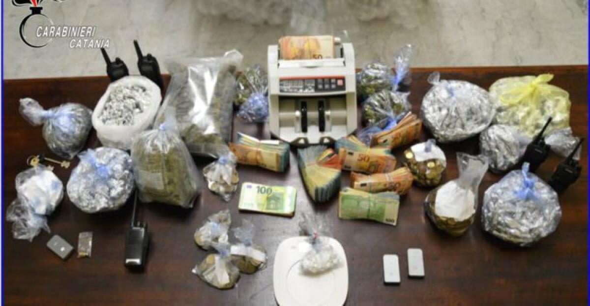 CATANIA. BLITZ ANTIDROGA IN VIA CAPO PASSERO: SEQUESTRATI 40.000 EURO IN CONTANTI, COCAINA E MARIJUANA - 