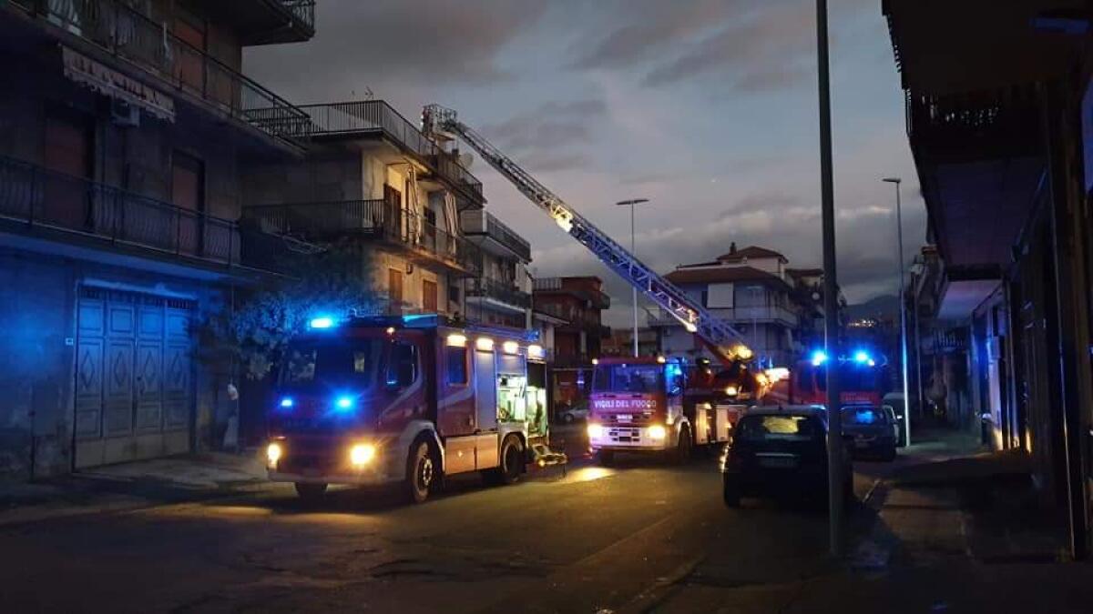 PATERNÒ: INCENDIO IN UN TERRAZZO ALL'ALBA - 